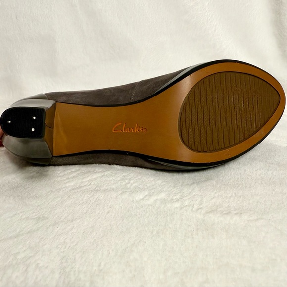 Clarks Chorus Carol Pump Dark Grey Suede/Leather Comb NWOB - Picture 5 of 8